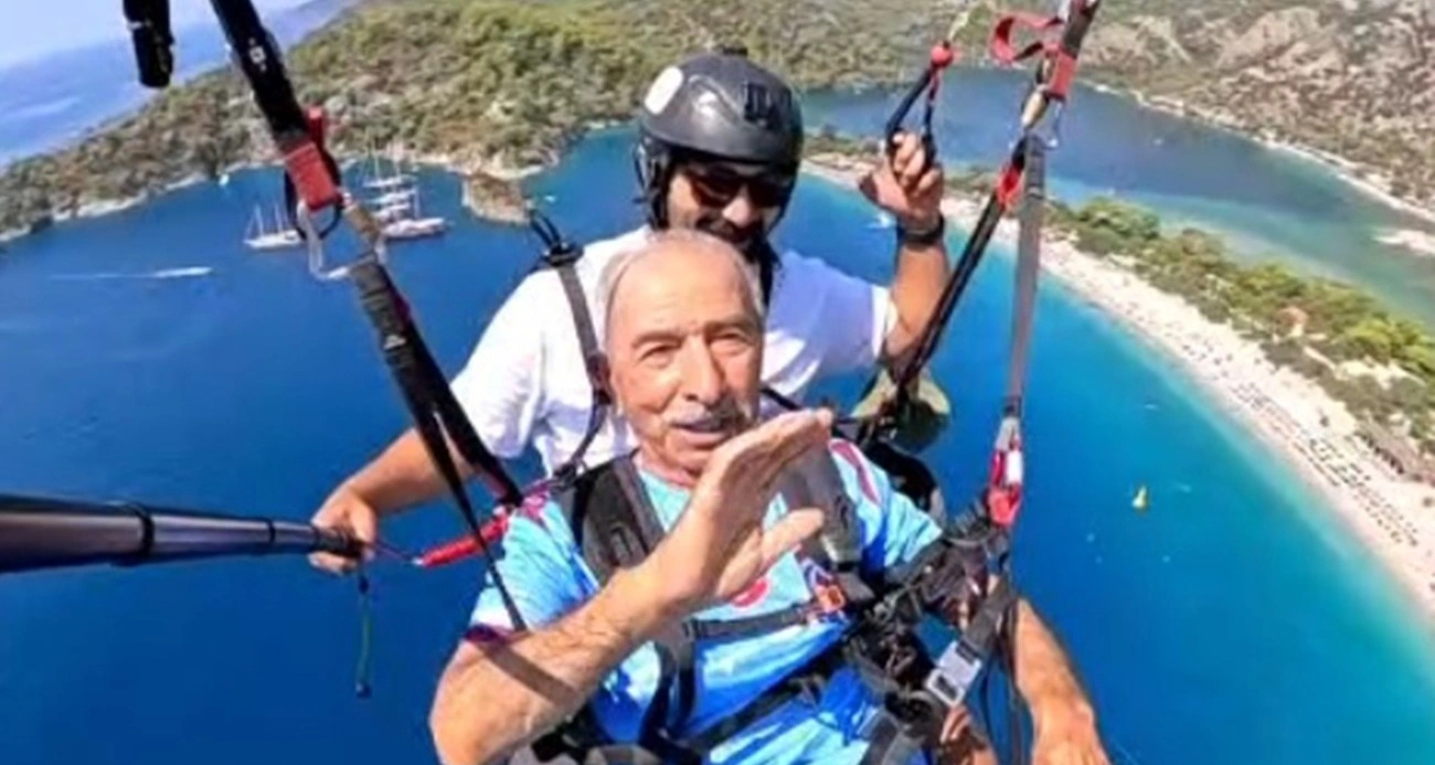 94 yaşında paraşüt heyecanı: İlk uçuşunu Babadağ’da yaptı
