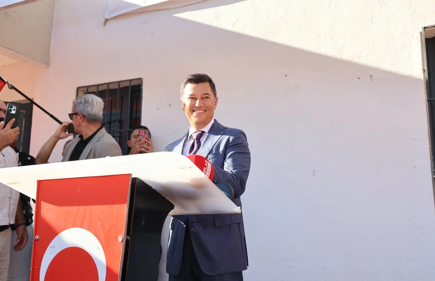 Acar Ünlü YENİ Parti’ye katıldı: Rozetini Gizem Özcan taktı
