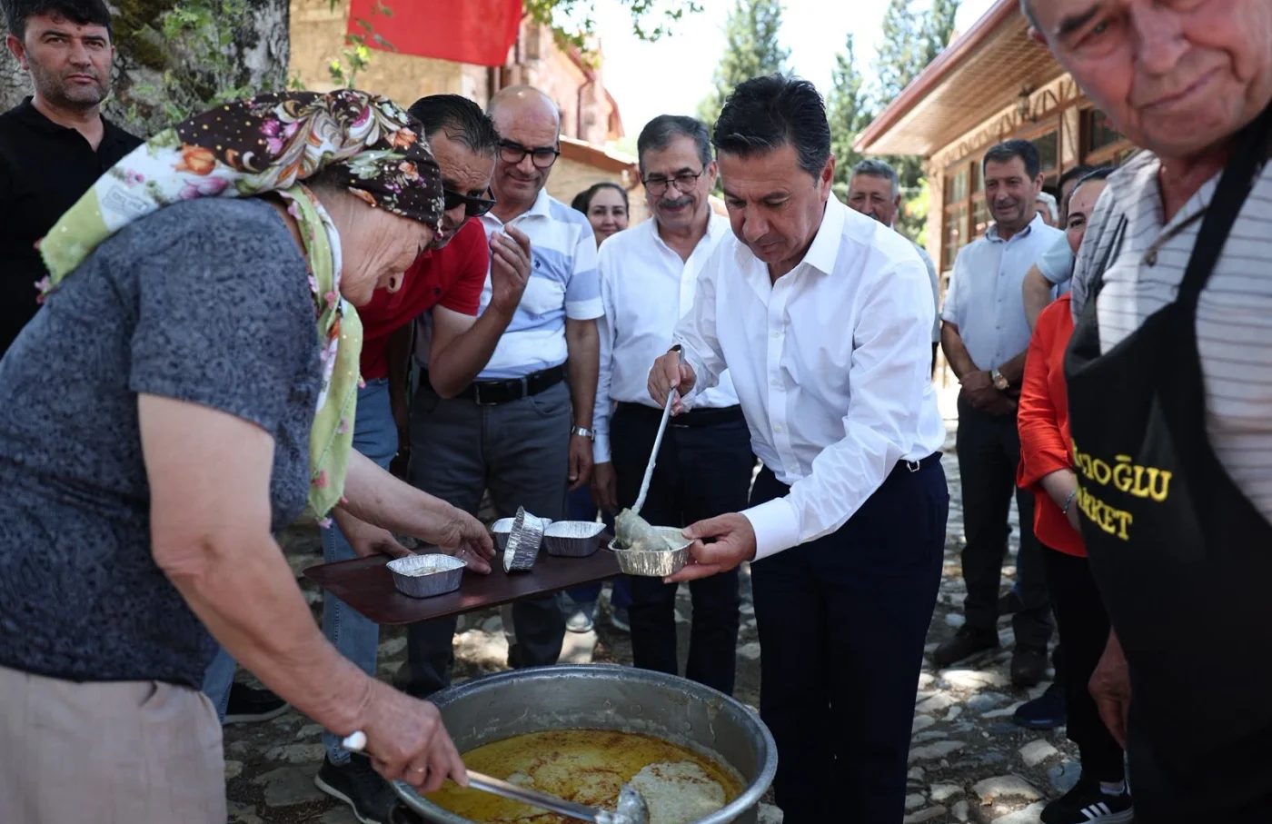 Ahmet Aras, Stratonikeia’daki Cuma Namazı Sonrası Keşkek Dağıtımına Katıldı