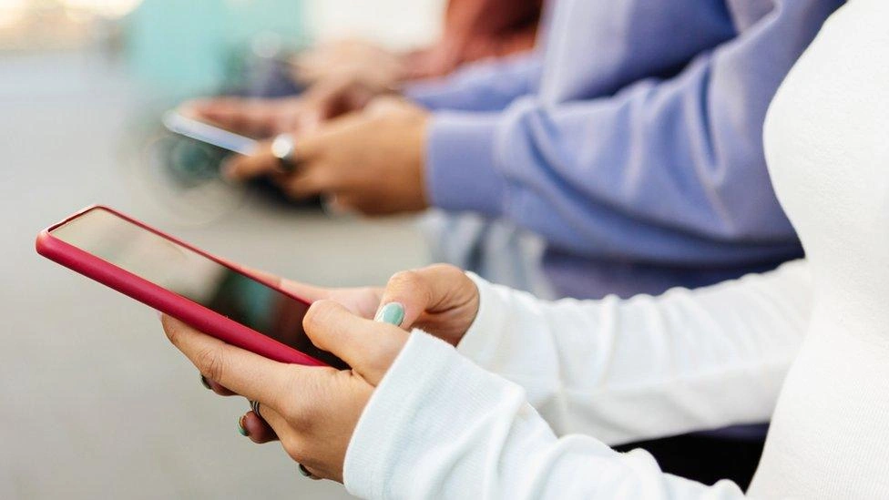 Akıllı telefonlar konuşmalarımızı gerçekten dinliyor mu?