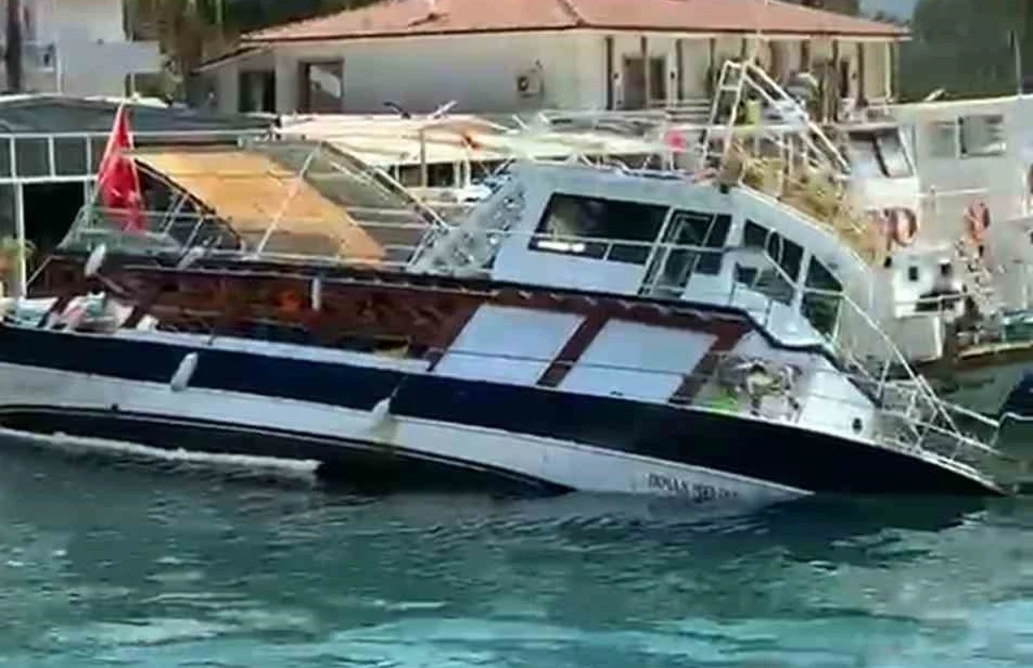 Akyaka’da tur teknesi su aldı, limanda yan yattı