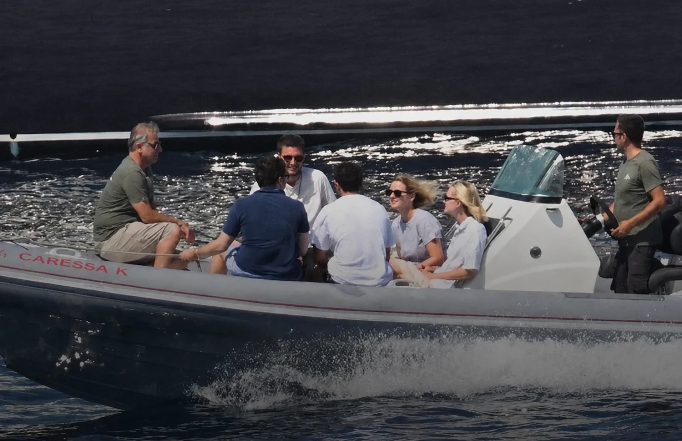 Aylin Koç, Bodrum koylarında arkadaşlarıyla tatil yapıyor