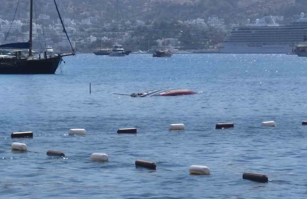Bardakçı Koyu’nda Demirli Yelkenli Tekne Battı