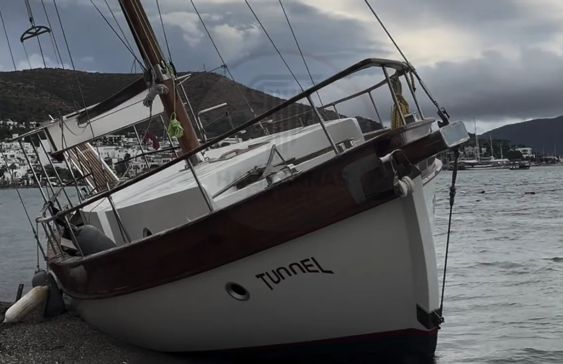 Boat Show'un ilk gününde Kumbahçe'de yelkenli karaya oturdu