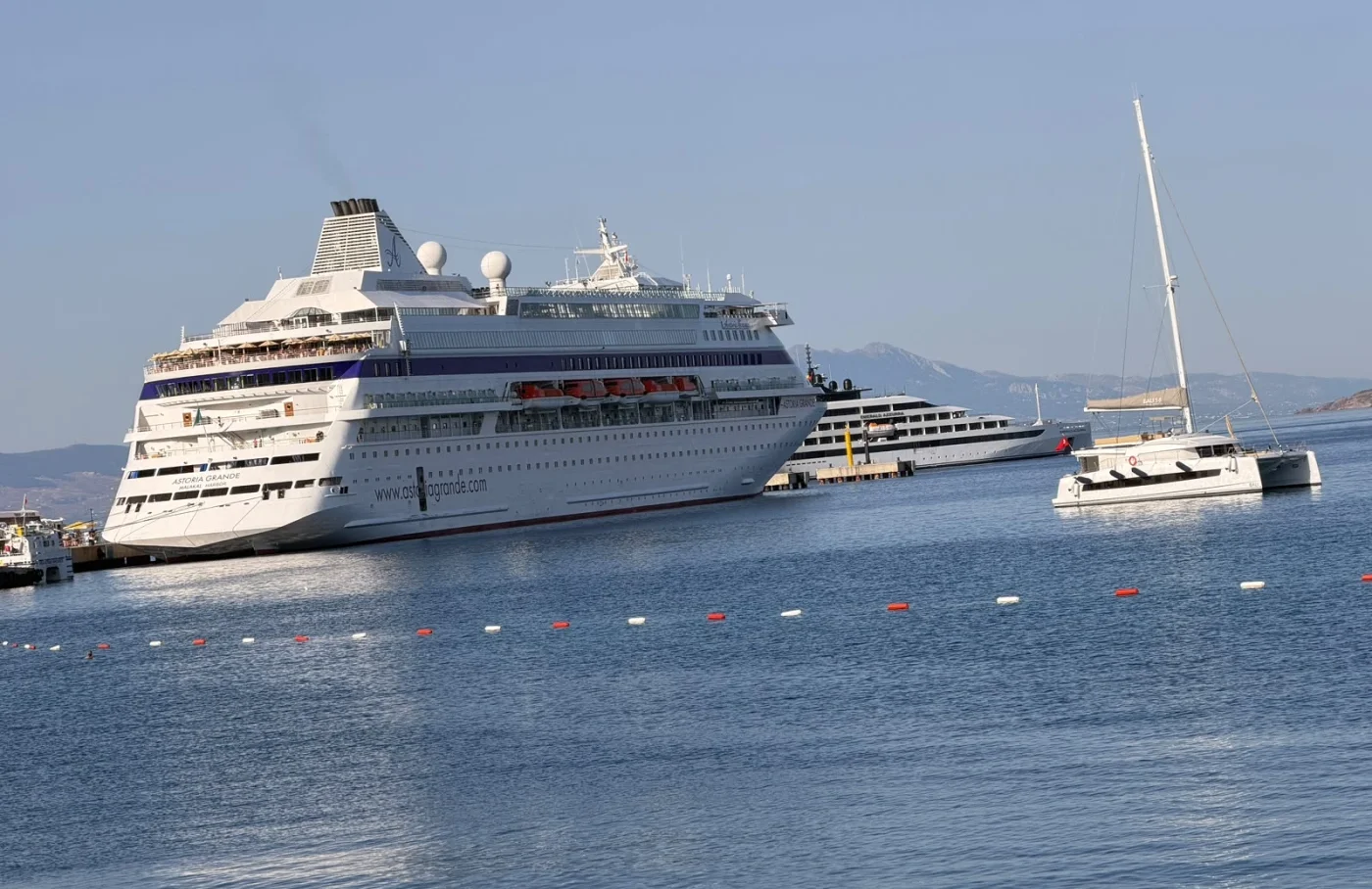 Bodrum limanında çifte buluşma: İki kruvaziyer aynı gün geldi