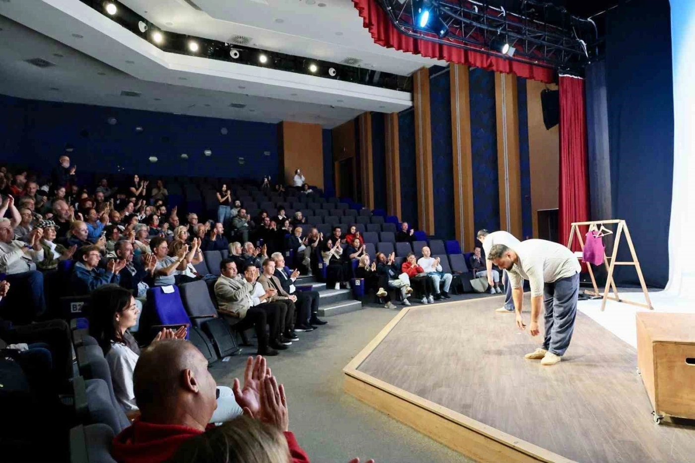Bodrum Şehir Tiyatrosu sezonu “Cambazın Cenazesi” ile açtı