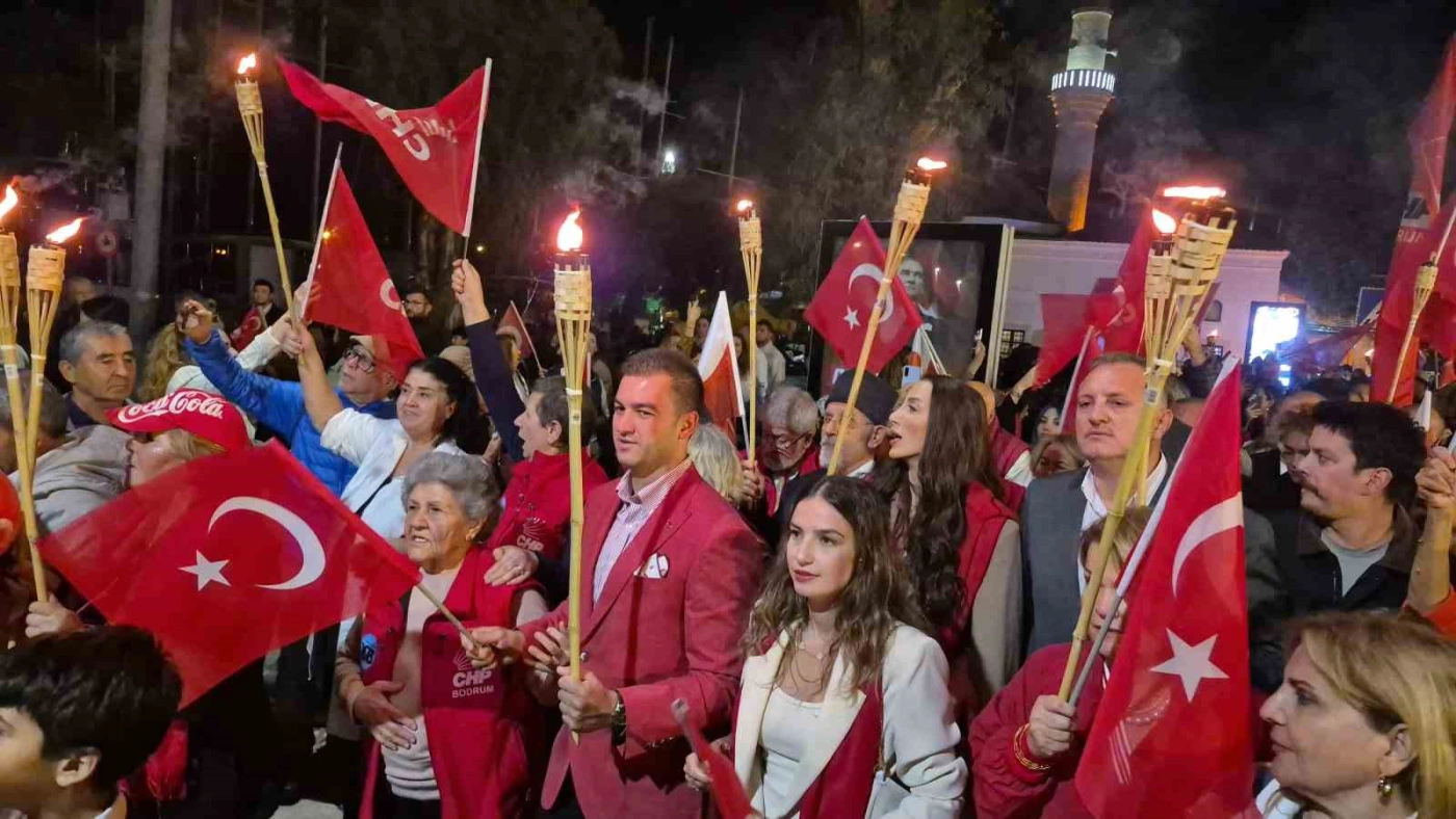 Bodrum’da binler tek yürek: Cumhuriyet coşkusu meydanı doldurdu
