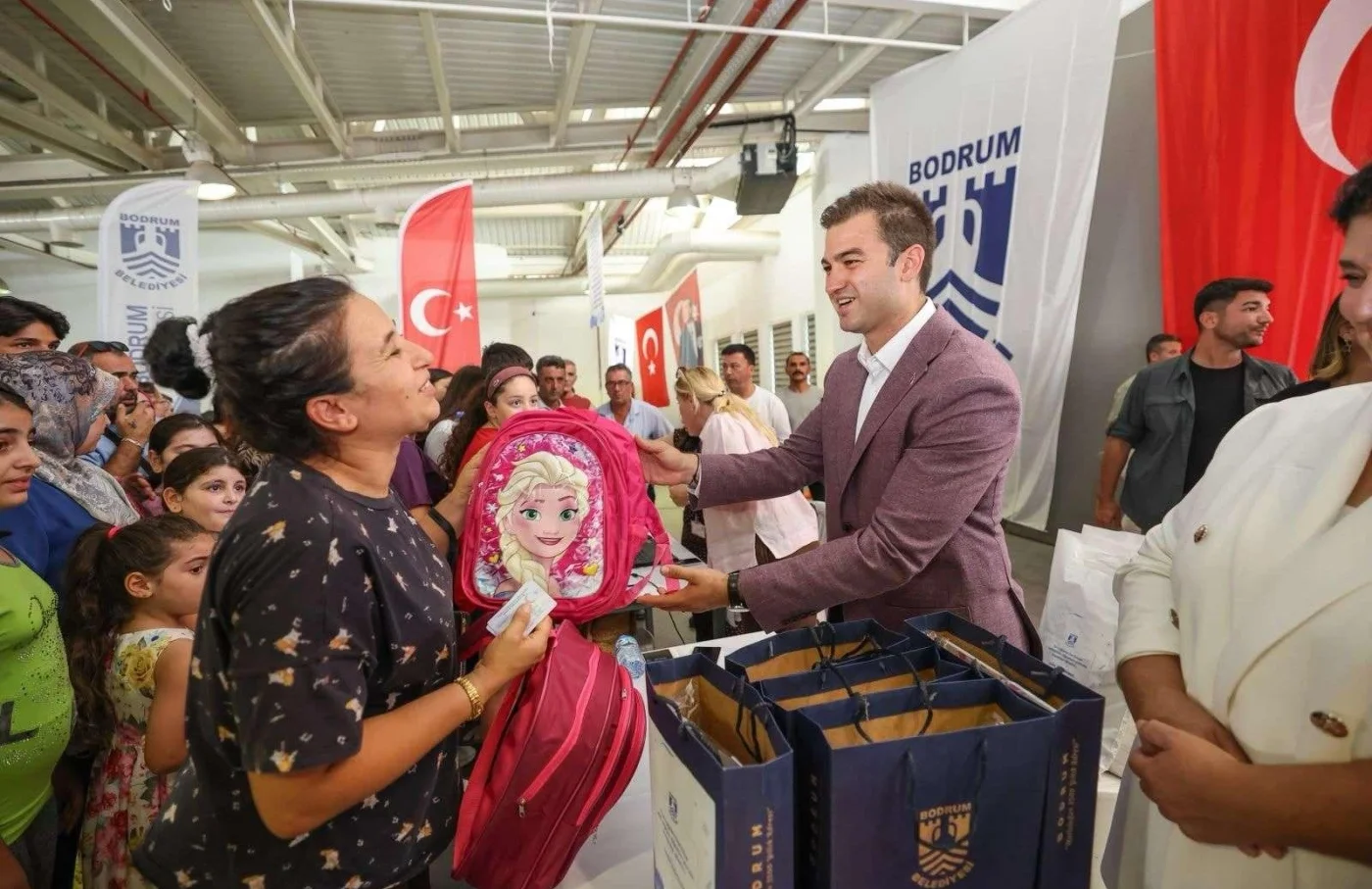 Bodrum’da mecliste kabul edilen eğitim desteği sahaya indi: 1.250 öğrenciye destek