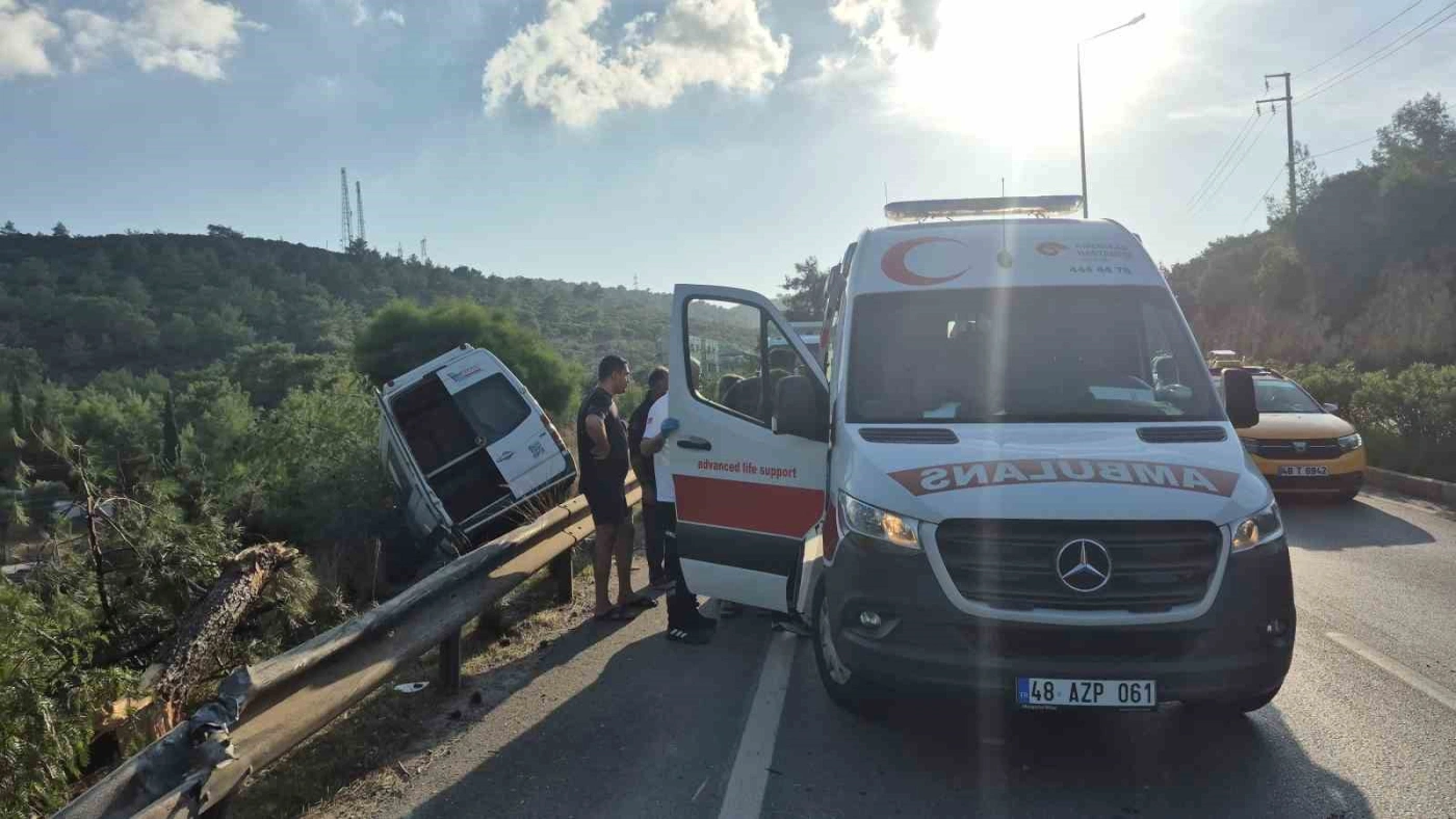 Bodrum’da otomobilin çarptığı turist minibüsü şarampole çıktı: 2 yaralı