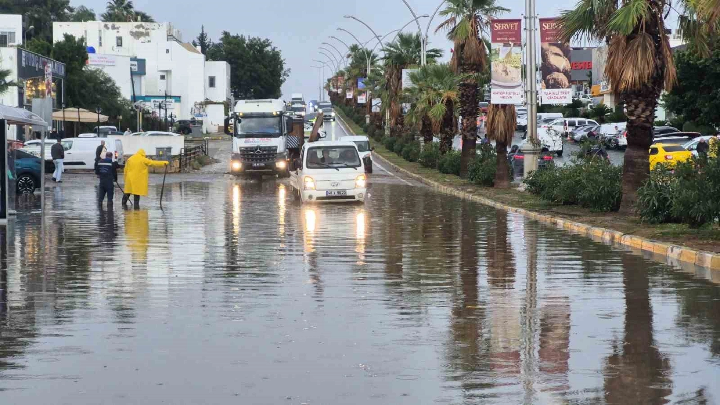 Bodrum’da sağanak yolu kapattı, araçlar suda kaldı