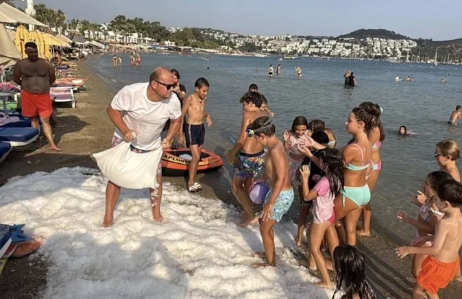 Bodrum’da sahile 2 ton buz serildi: Çocuklar kumsalda buzla serinledi