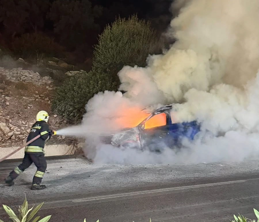 Bodrum'da seyir halindeki otomobil yangında kullanılamaz hale geldi