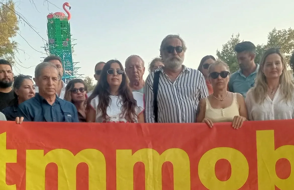 Bodrum’un Girişindeki Dev Flamingo İçin “İzinleri Açıklayın” Çağrısı
