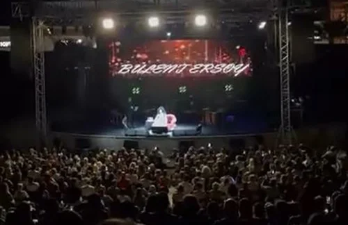 Bülent Ersoy, Kuşadası konserinde geç sahneye çıkınca tepki gösteren seyircilere küfür etti