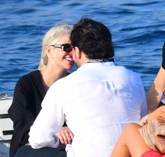 Büşra Pekin, Bodrum’da teknede görüntülenmesiyle ilgili konuştu: “Aşk demeyelim”
