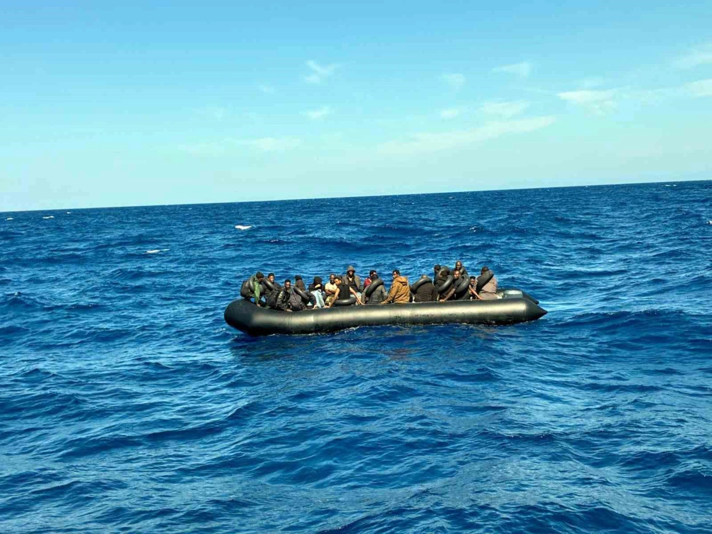 Dalaman açıklarında lastik botta 39 düzensiz göçmen yakalandı