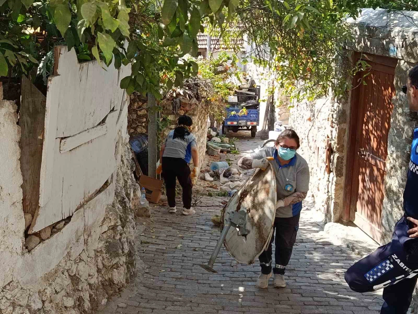 Datça’da çöp evden yaklaşık 5 ton atık çıkarıldı