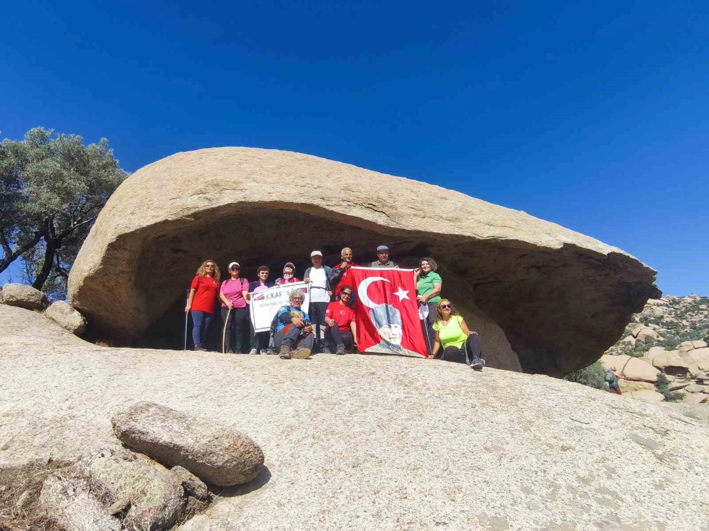 Doğa tutkunları milyar yıllık kayaların izinde