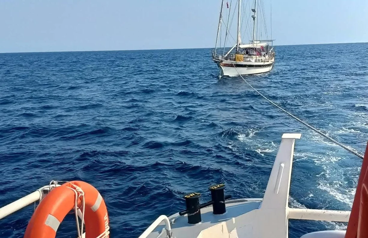 Fethiye açıklarında sürüklenen teknedeki 6 kişi kurtarıldı