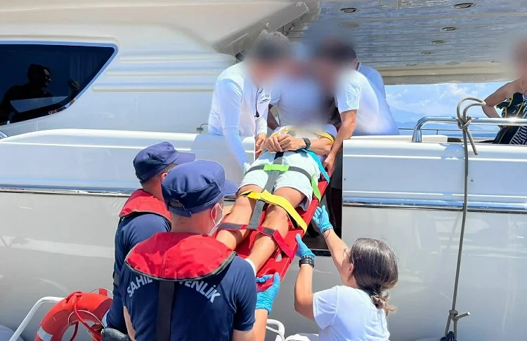 Fethiye açıklarında teknede yaralanan kişi tahliye edildi