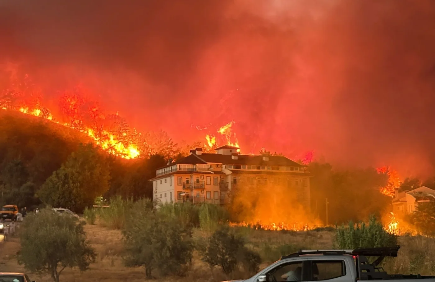 Fethiye yangınında 574 kişi tahliye edildi: 16 kişi hastanede