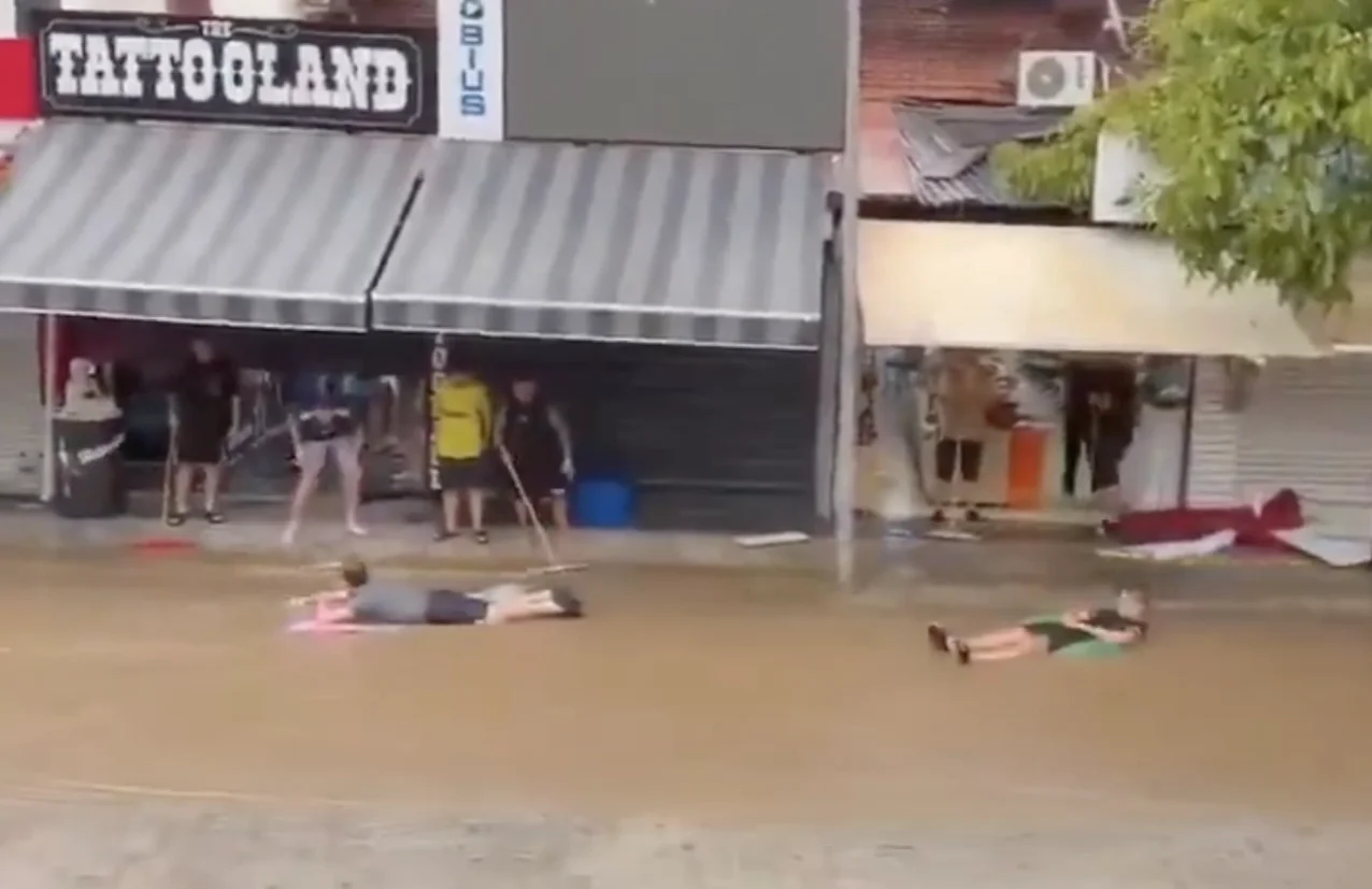 Fethiye'de şişme yataklarla cadde turu