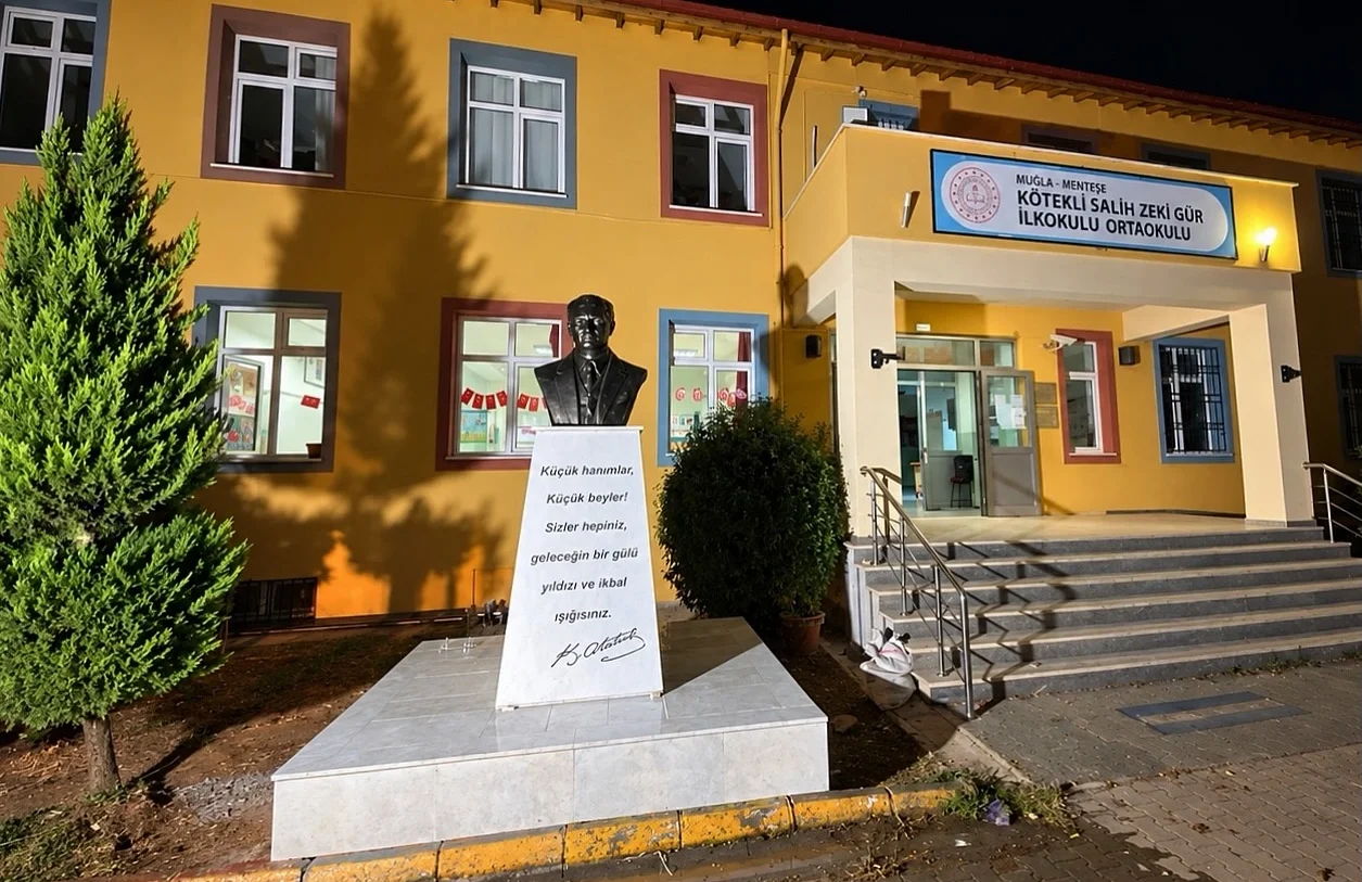 Gece Boyunca Çalıştılar: Sabah Öğrencileri Yine Atatürk Karşıladı