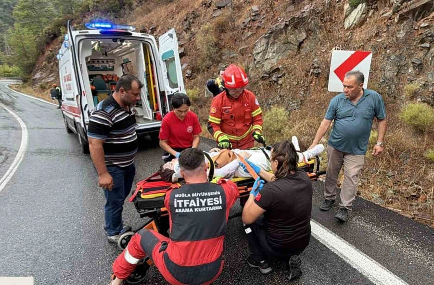 Göcek’te trafik kazası: Araçta mahsur kalan kişi kurtarıldı