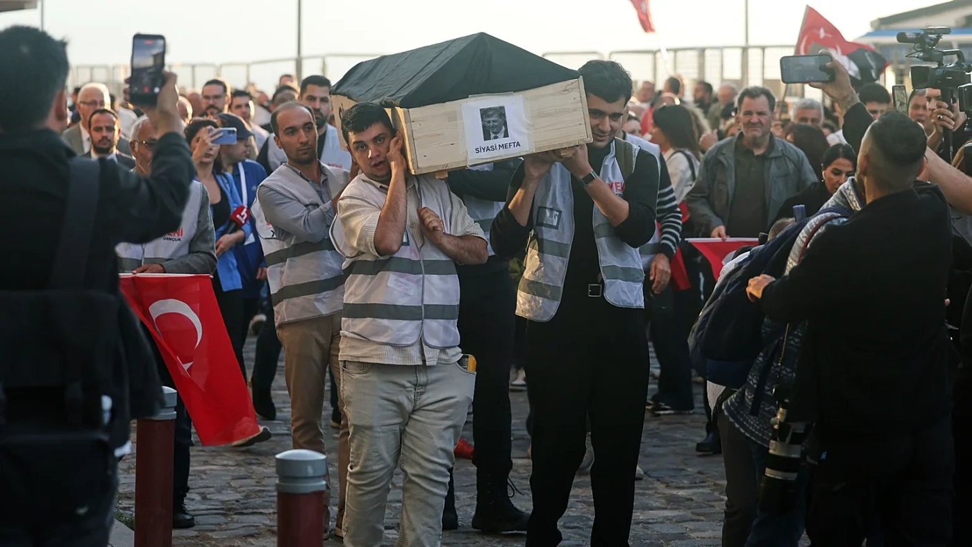 İzmir’de Cemil Tugay’ın AK Parti’ye katılmasına protesto