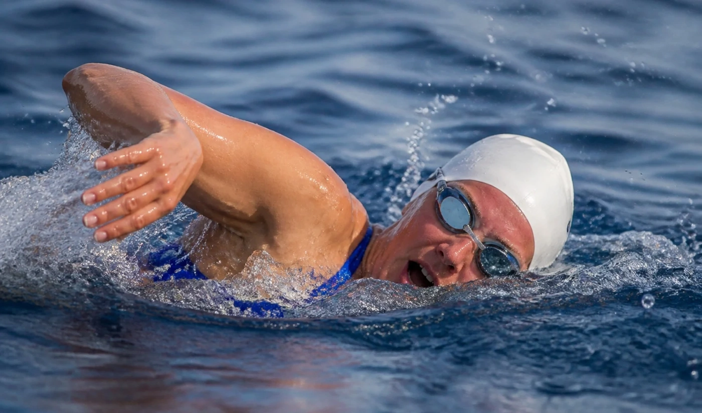 kapak_eda-savcigil-molokai-kanalini-gecen-en-genc-turk-yuzucu-oldu-031433.webp
