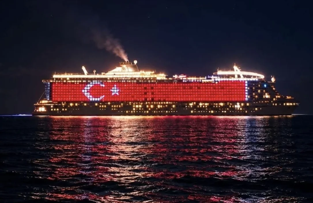 Komşuyu Kızdıran Görüntü: Scarlet Lady İstanköy Açıklarında Dev Türk Bayrağıyla Geçti