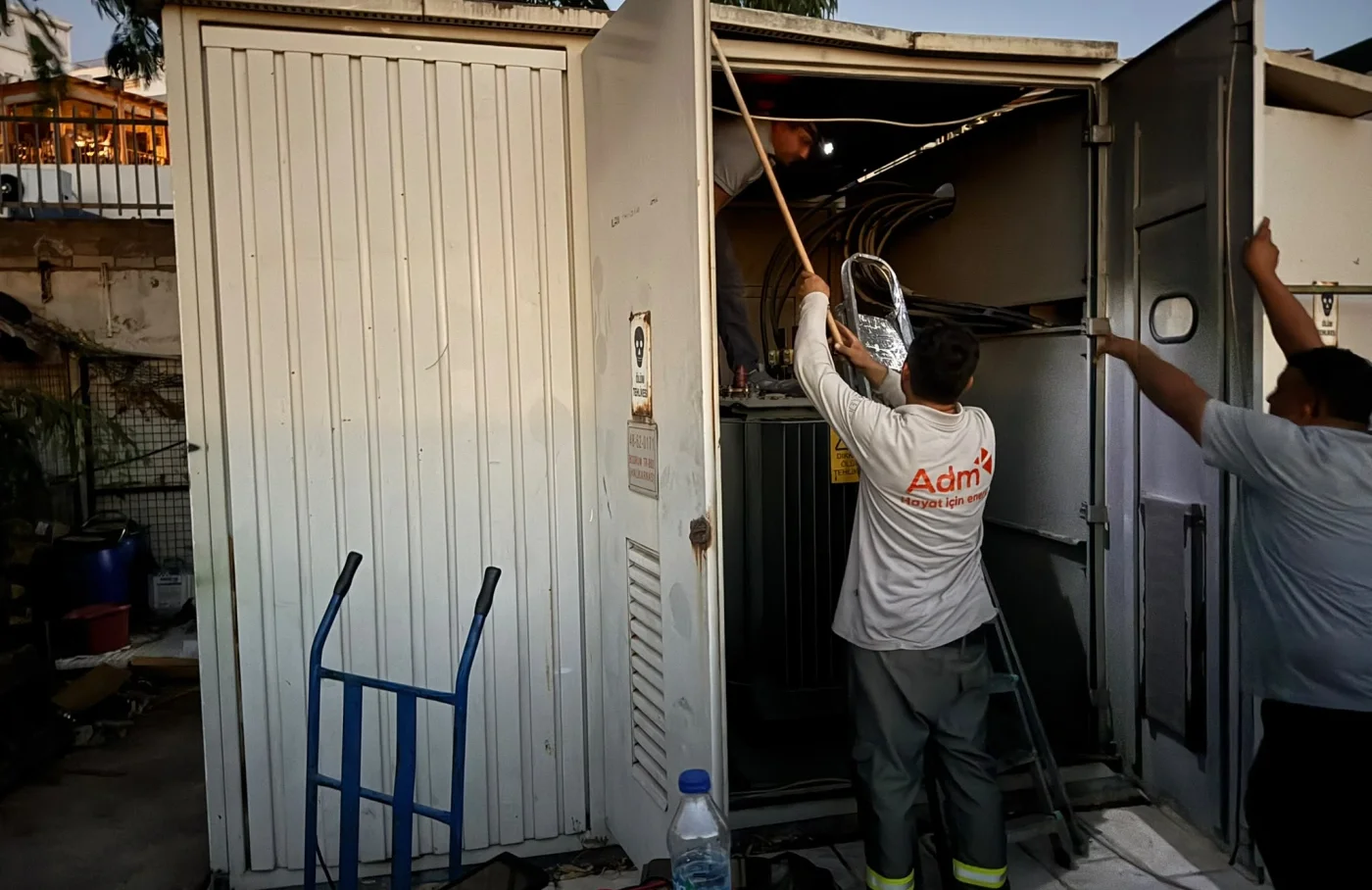 Kumbahçe Meydanı’nda trafo yandı: Akşam servisine hazırlanan esnaf karanlıkta kaldı