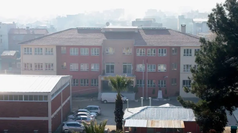 Okul önünde silahlı saldırı: 8 kişi yaralandı
