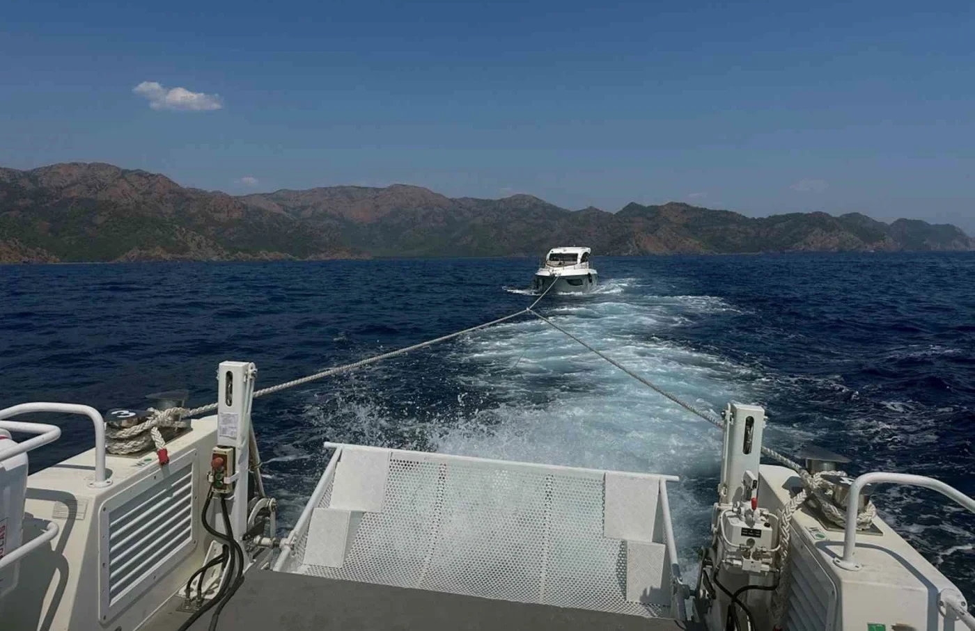 Marmaris açıklarında arıza yapan motor yattaki 7 kişi kurtarıldı