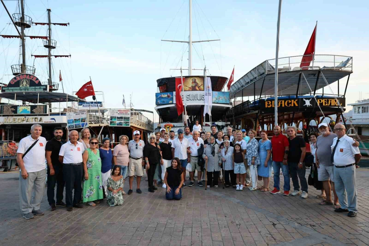 Marmaris’te gaziler ve ailelerine mehtap turu