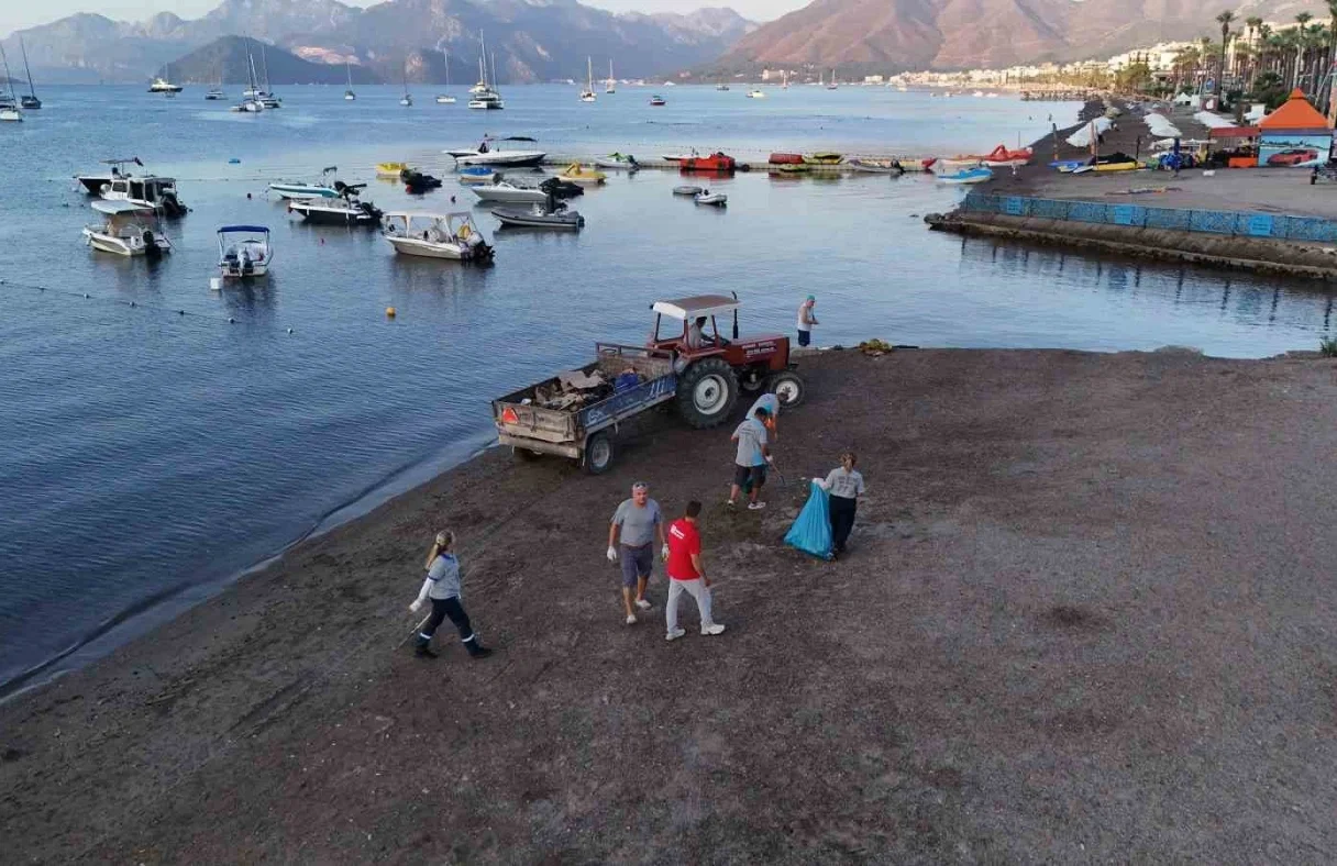 Marmaris’te halk plajları temizleniyor