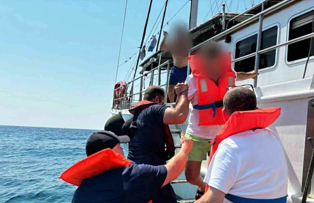 Marmaris'te Karaya Oturan Gezi Teknesindeki 11 Kişi Sahil Güvenlik Tarafından Kurtarıldı