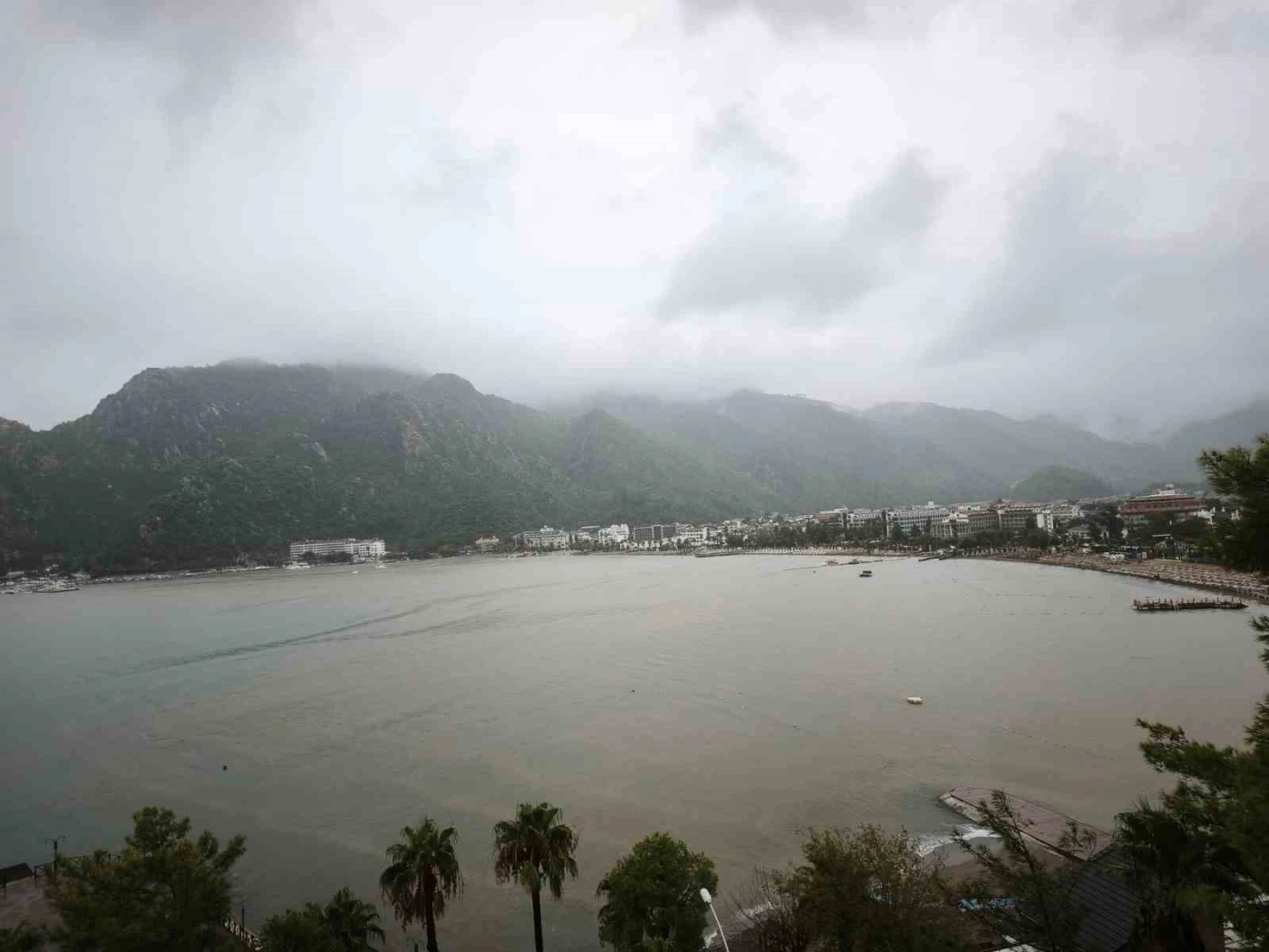 Marmaris’te sel suları İçmeler kıyısında denizin rengini değiştirdi