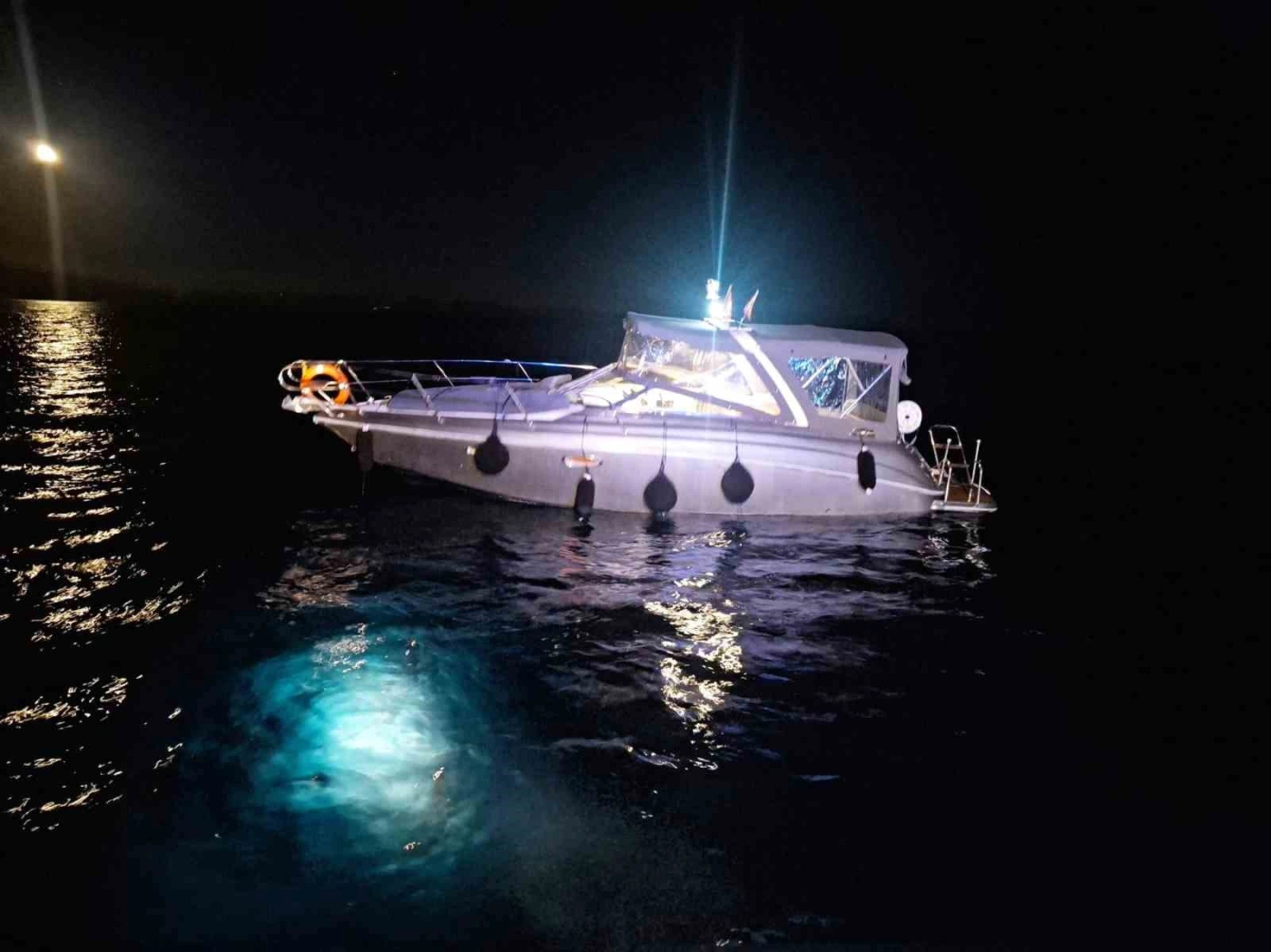 Marmaris’te tekne kayalıklara çarptı: İki kişi kurtarıldı