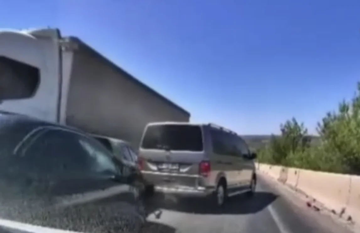Milas’ta 5 araç birbirine girdi Kaza anı kamerada