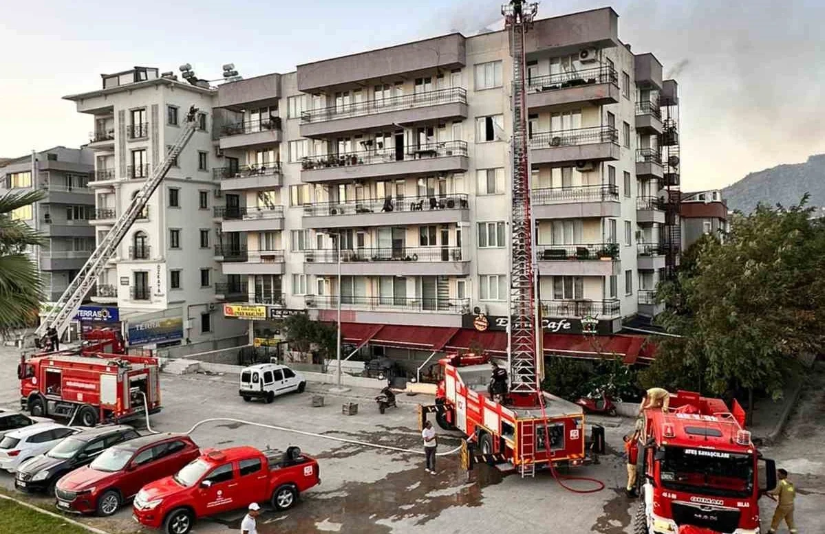 Milas’ta 5 katlı binanın çatısı alevlere teslim oldu