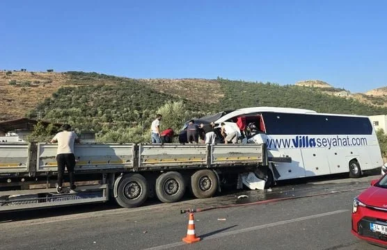 Milas’ta yolcu otobüsü TIR’a çarptı: 2 ölü, 18 yaralı