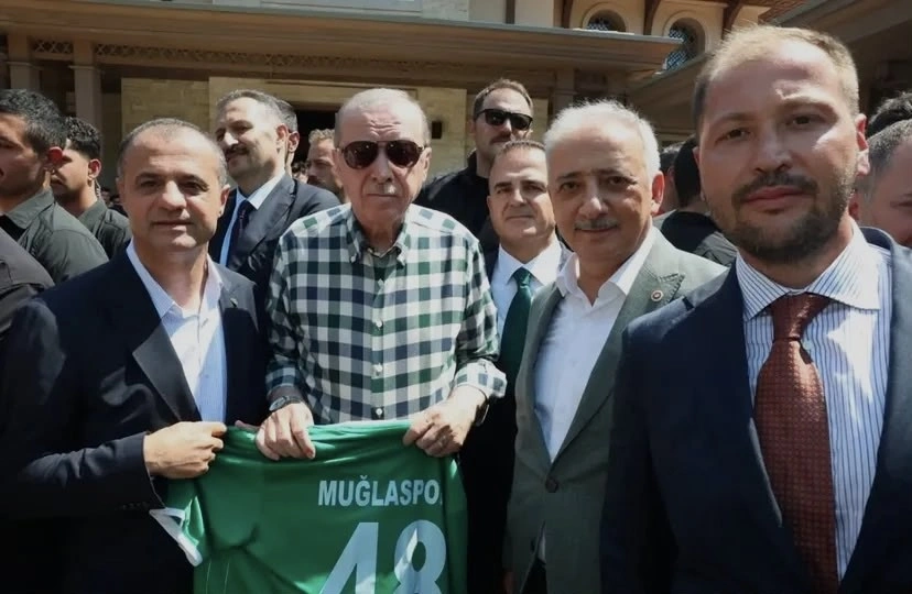 Muğlaspor Başkanı Kıyanç'tan Cumhurbaşkanı Erdoğan'a Forma Takdimi