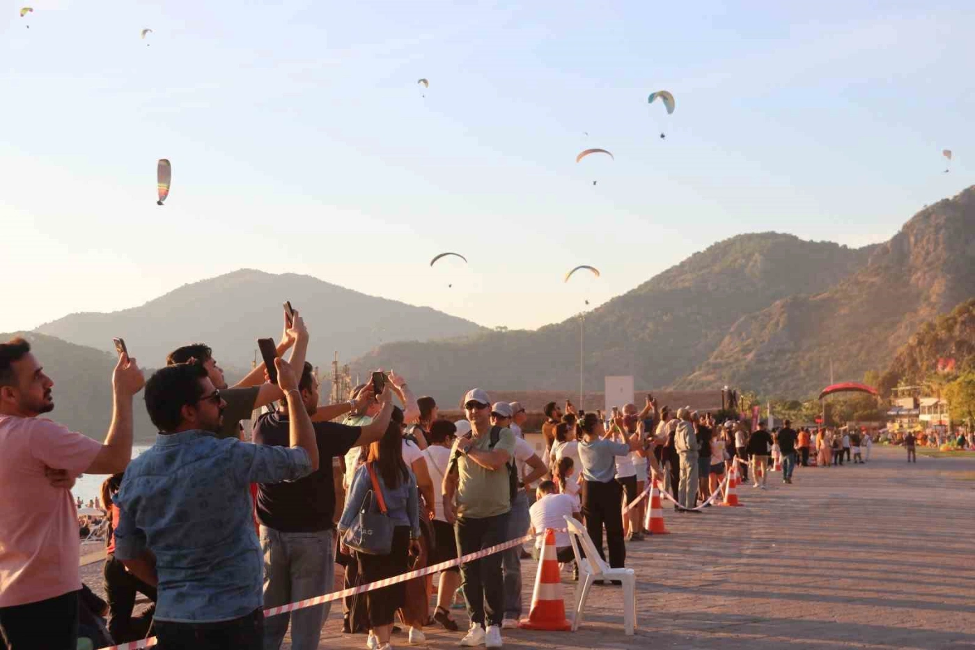 Ölüdeniz’de hava oyunları başladı, Türk Yıldızları pazar günü Çalış’ta