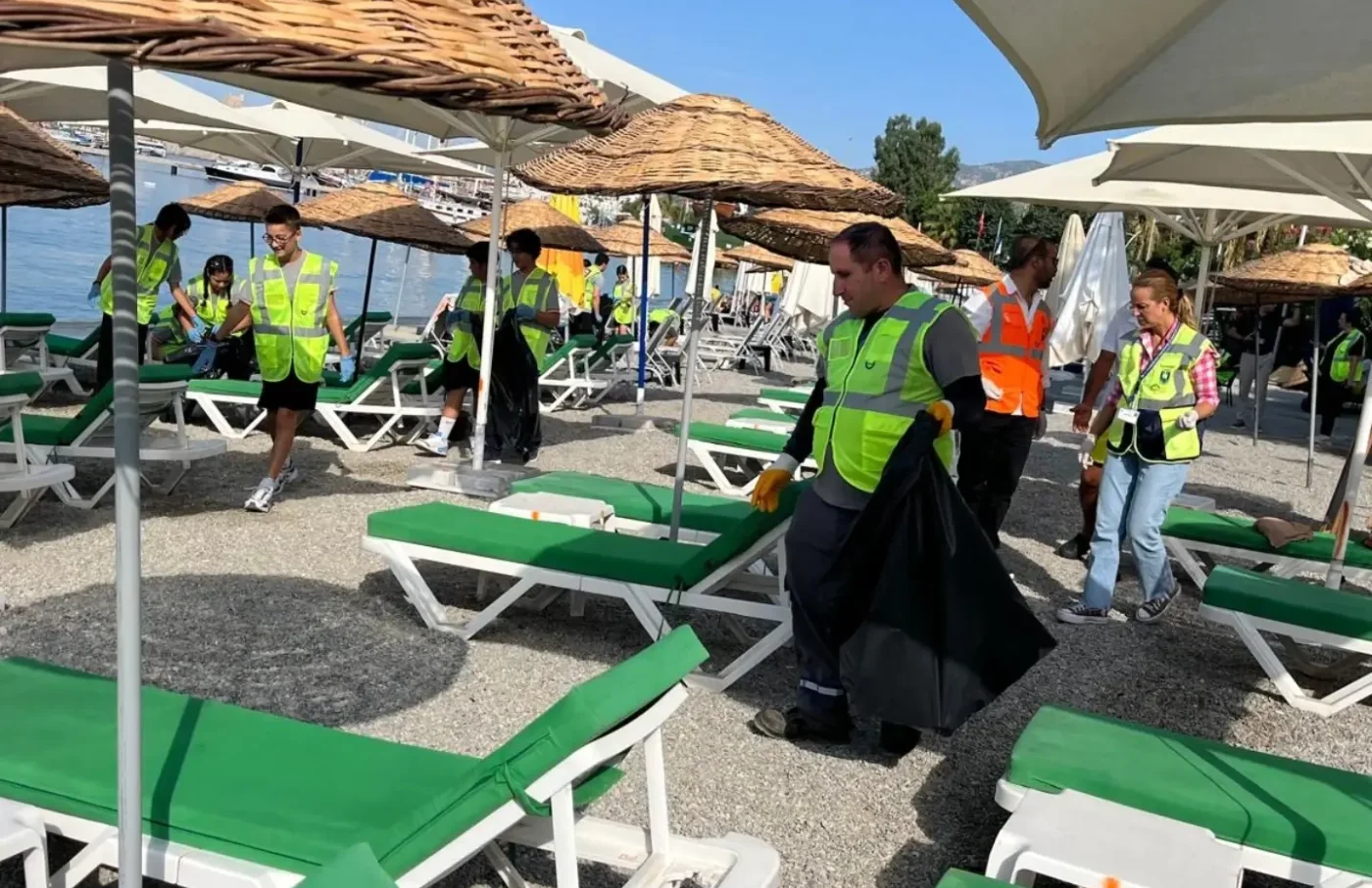 Paşatarlası’nda el ele temizlik: Sahilde tek izmarit bırakmadılar