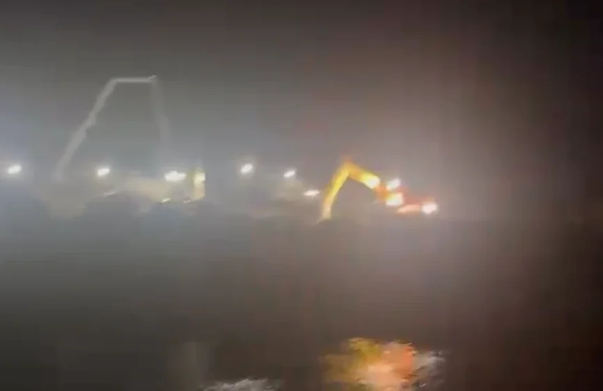 Tavşanburnu'ndan yeni görüntüler: Kıyıdaki beton çalışmaları akşam da sürdü