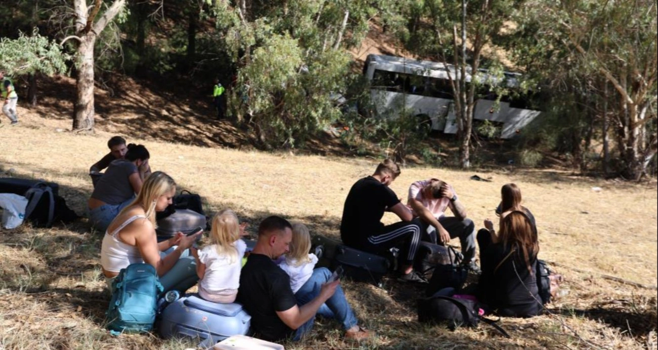 Turist otobüsü kaza yaptı: 2 ölü, 9 yaralı