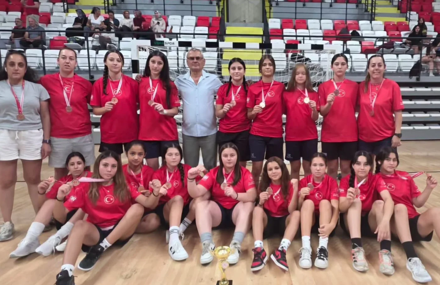 Yalıkavakspor’un gençleri Muğla’yı Türkiye kürsüsüne taşıdı