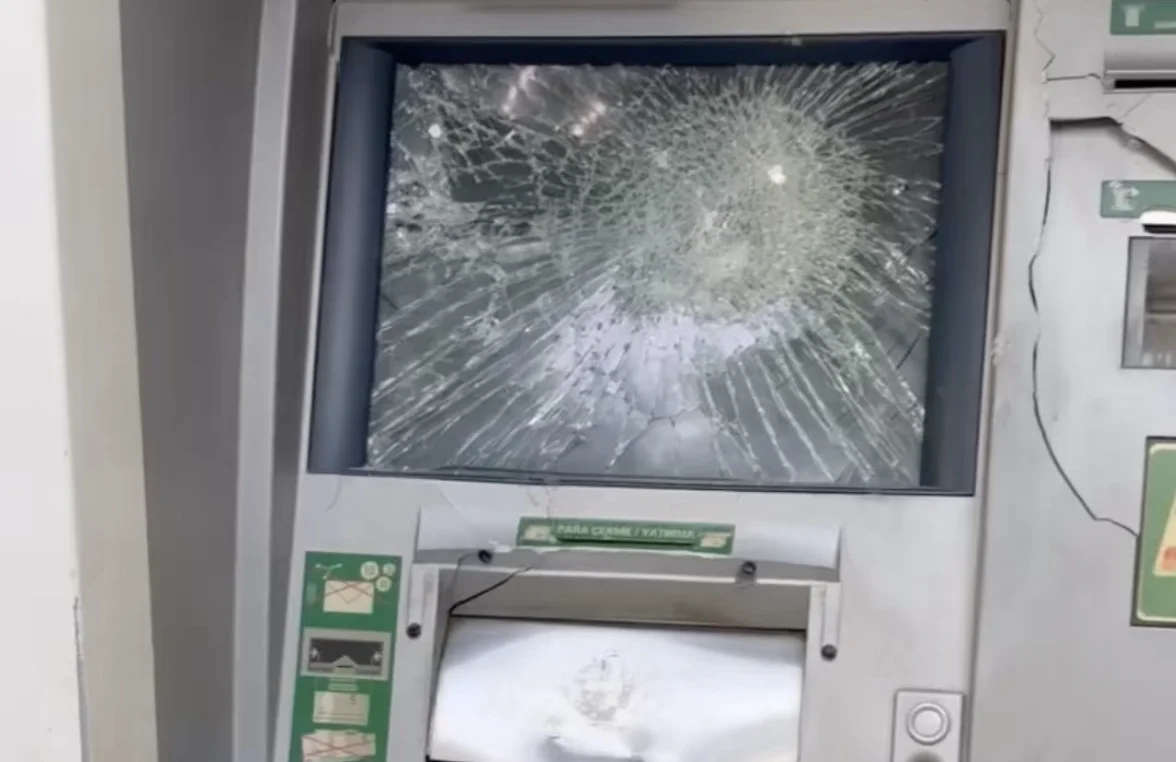 Yalıkavak'ta para çekemeyince ATM'ye zarar verdi