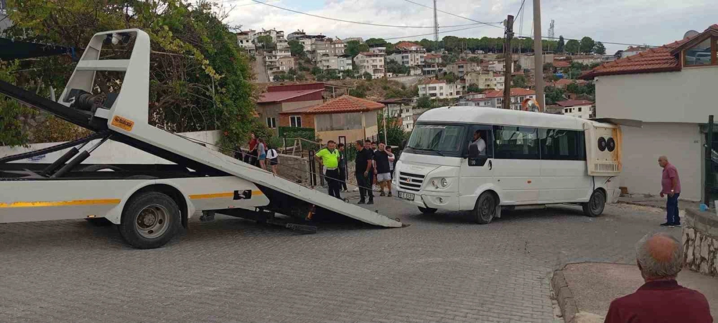 Yatağan’da öğrenci minibüsü garaja çarptı: 4 öğrenci yaralandı